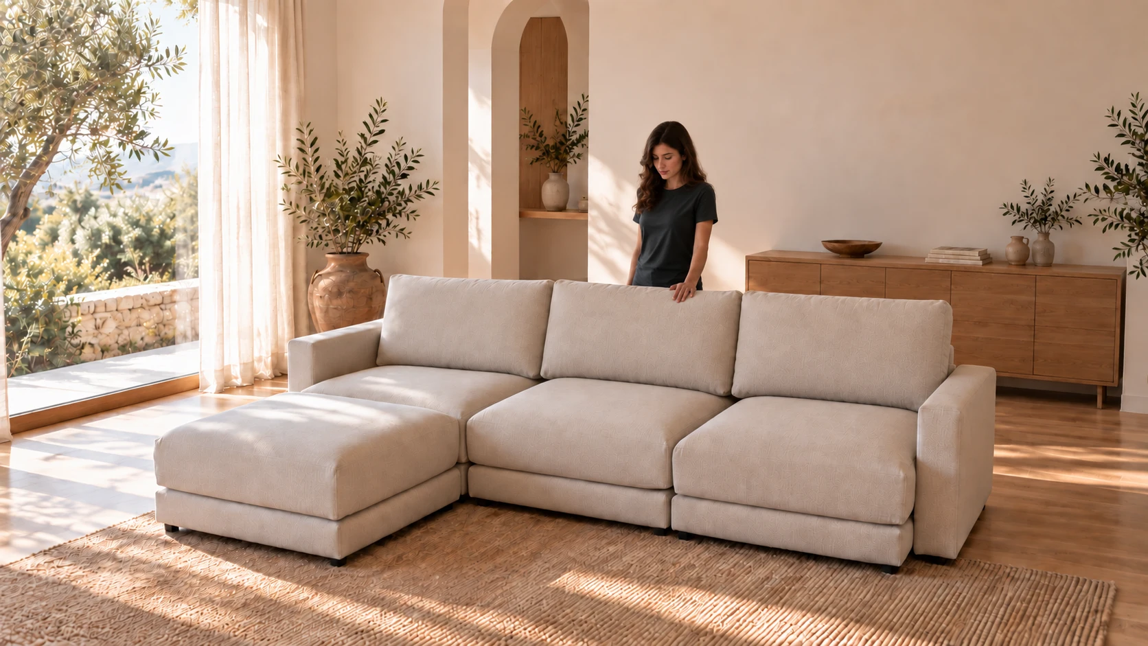 Sofá modular beige con una mujer en un salón luminoso, imagen de la presentación de Tarraco